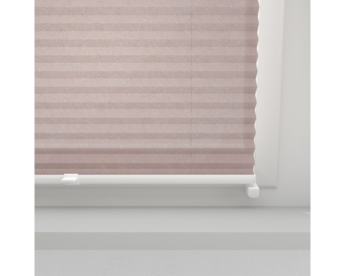 Prim-plan cu un jaluzea plisată pe o fereastră