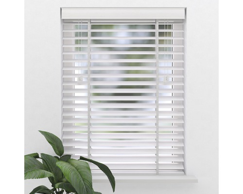 Fereastră cu jaluzele albe pentru reglarea luminii