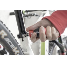 Un bărbat folosește o șurubelniță Wiha pe o bicicletă.