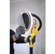 O persoană atașează șmirghel pe o șlefuitoare de gips-carton cu iluminare LED.