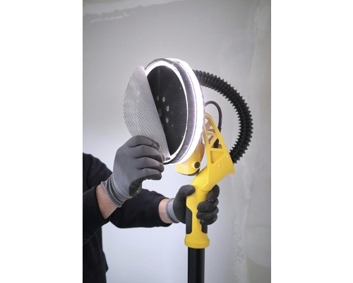 O persoană atașează șmirghel pe o șlefuitoare de gips-carton cu iluminare LED.