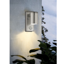 Lumină de perete exterioară cu senzor de mișcare pe un perete