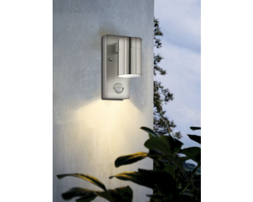 Lumină de perete exterioară cu senzor de mișcare pe un perete
