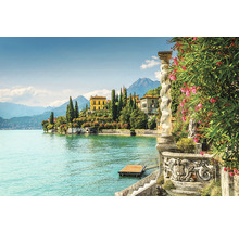 Vedere asupra vilelor de pe Lacul Como, Italia, cu coloane și flori