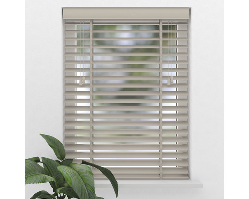 Jaluzea orizontală din lemn la fereastră