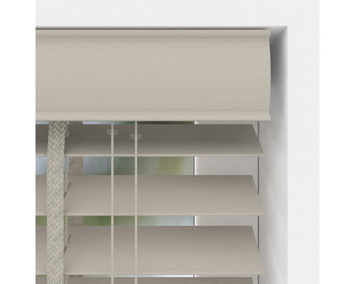 Detaliu jaluzea din lemn în fereastră