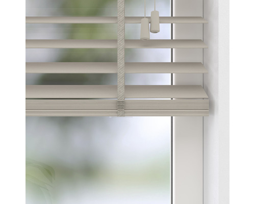 Jaluzea orizontală din lemn cu șnururi de tragere la fereastră