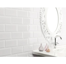 Baie cu faianță albă în stil metro, chiuvetă și oglindă