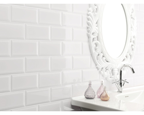 Baie cu faianță albă în stil metro, chiuvetă și oglindă