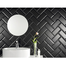 Baie cu faianță neagră lucioasă în model herringbone, oglindă rotundă și lavoar