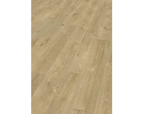 Pardoseală laminată montată cu aspect de lemn.