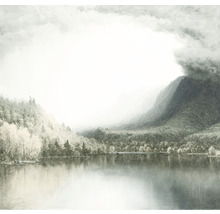 Ilustrație a unui peisaj lacustru cu munți și copaci