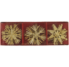 Trei stele de paie într-o cutie roșie pentru decorare