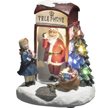 Scenă decorativă de Crăciun cu Moș Crăciun într-o cabină telefonică, o fată și un pom de Crăciun cu lumini