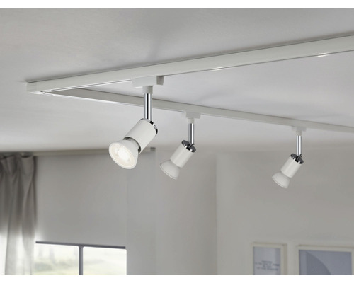 Lumină de tavan cu trei spoturi pe o șină