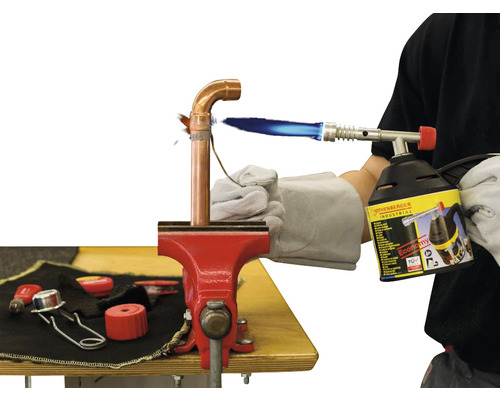 Sudarea unei îmbinări de țeavă de cupru cu un arzător cu gaz într-un atelier