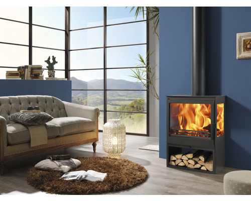 Cameră de zi cu sobă de ardere pe lemne, canapea și fereastră mare cu vedere