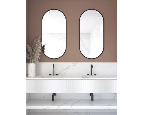 Baie cu lavoar dublu, două oglinzi ovale și vază decorativă