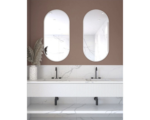 Baie modernă cu lavoar dublu, două oglinzi ovale și aspect de marmură