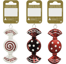 Trei globuri de pom de Crăciun în formă de bomboane cu modele diferite