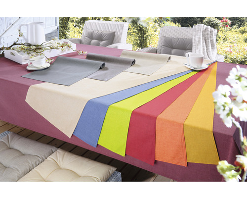 Masa de sufragerie în aer liber cu traverse de masă colorate și suporturi de masă asortate.