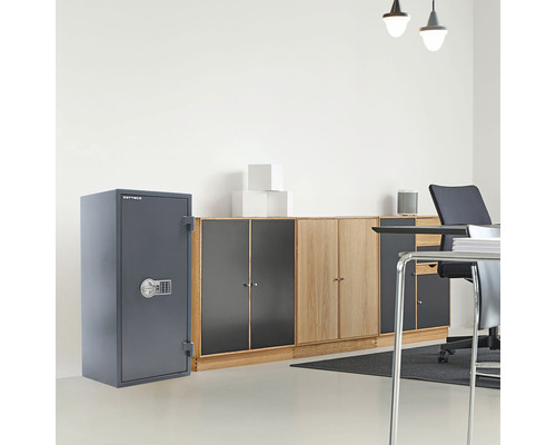 Scenă de interior cu seif pentru mobilă și mobilier de birou