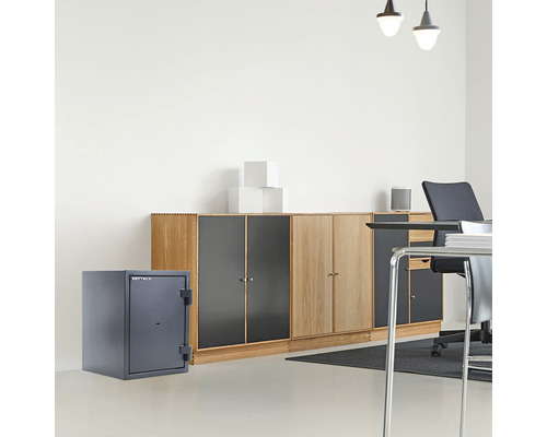 Scenă de birou cu seif pentru mobilier în fața unei comode