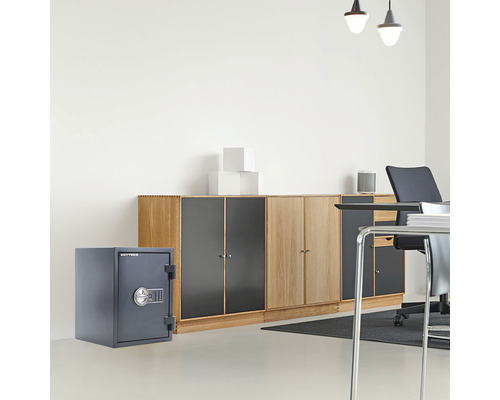 Vedere a camerei cu seif pentru mobilier cu încuietoare numerică în fața mobilierului de birou