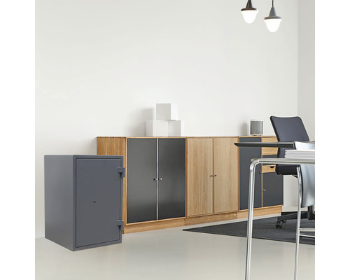 Scenă de birou cu seif pentru mobilă, dulapuri, birou și scaun