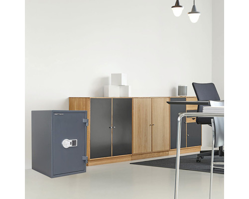 Seifă gri cu blocare numerică în fața mobilierului de birou.