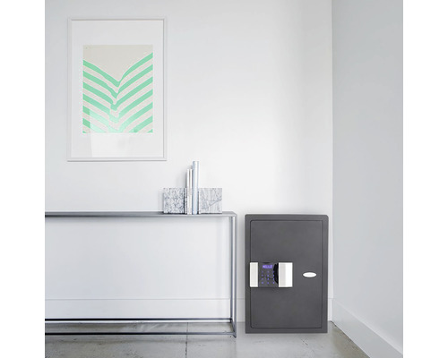 Seif gri cu blocare numerică într-o cameră