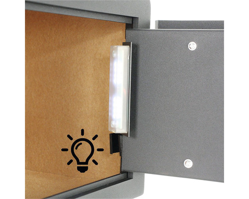 Interiorul unui dulap cu iluminare integrată