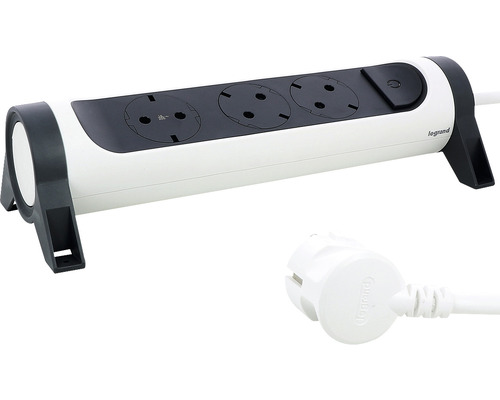 Prezintă o bandă de alimentare cu trei prize și un ștecher