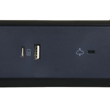 Prim-plan cu porturi USB și simbol nor cu fulger