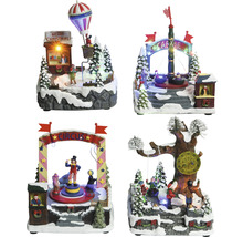 Patru decorațiuni de Crăciun diferite cu motive de bâlci pe un fundal acoperit cu zăpadă.