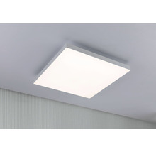 Plafonier LED pătrat pe un tavan de cameră