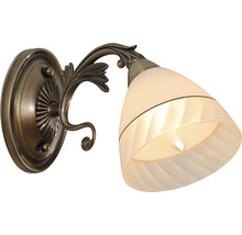 Lumină de perete din metal cu abajur din sticlă