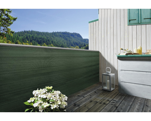 Balcon cu paravan de confidențialitate, terasă din lemn și comodă