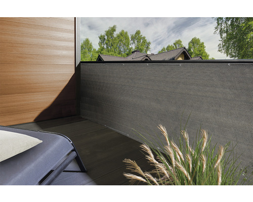 Balcon cu paravan de intimitate, scânduri de terasă și șezlong