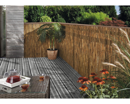 Terasa cu gard de bambus, masă, băuturi și plante