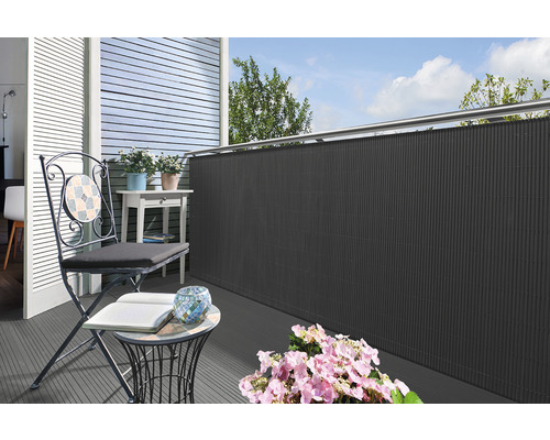 Scenă de balcon cu paravan de confidențialitate, scaun și masă pe balcon