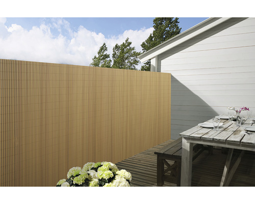 Exterior cu paravan de intimitate, masă de terasă și flori