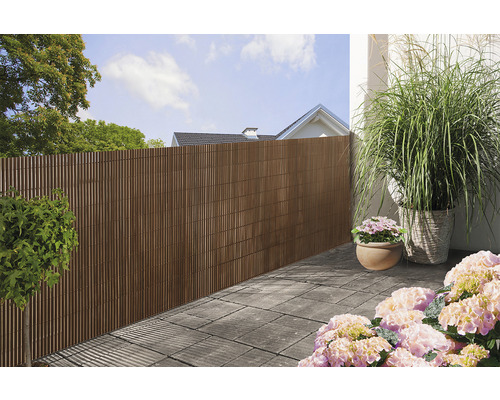 Terasa cu gard de intimitate din bambus și plante