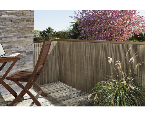 Scenă de terasă cu covor de bambus ca paravan de confidențialitate, podea din lemn, masă și scaun