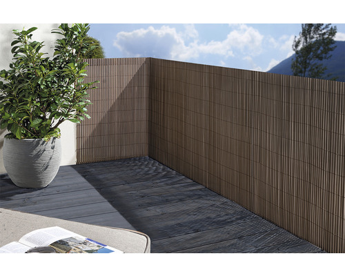 Scenă de balcon cu paravan de intimitate din bambus