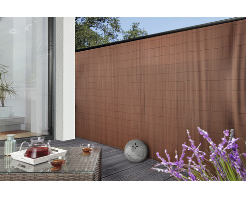 Balcon cu paravan de intimitate, masă și decorațiuni