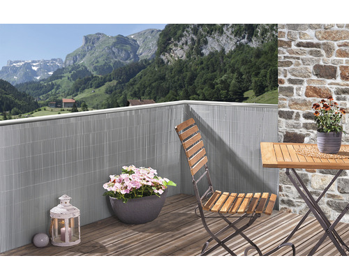 Balcon cu paravan, masă, scaun și plante