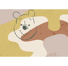 Ilustrație cu Winnie the Pooh cu o albină pe nas pe un fundal abstract