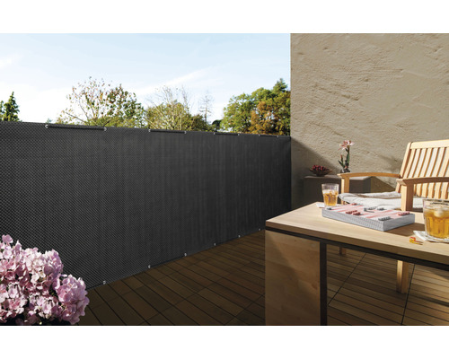 Scenă de balcon cu paravan, masă și scaun