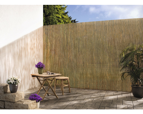 Terasa cu paravan de bambus, masă și scaun din lemn